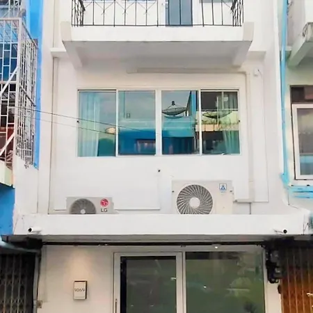 Whole 3-Storey House Right In The Local Community.
